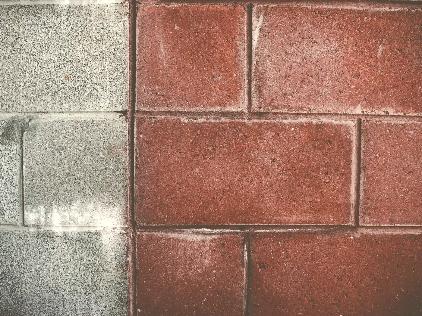 Pavés de brique à moitié lavés, la moitié propre à gauche : photo d'illustration