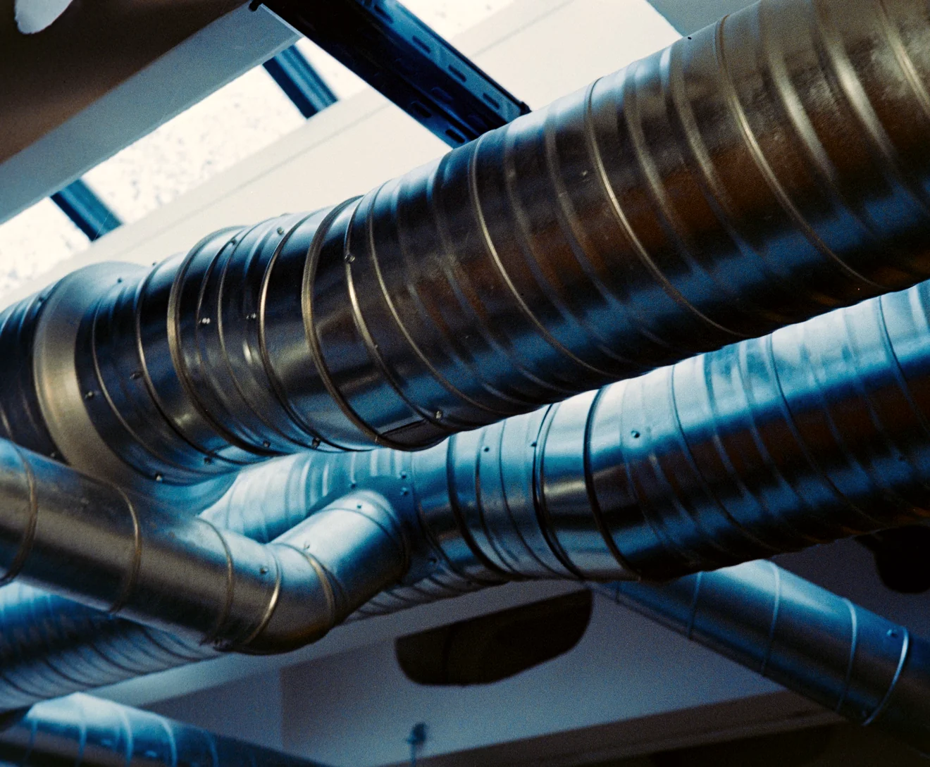 Bouche de ventilation de plafond avant le nettoyage des conduits, photo d'illustration