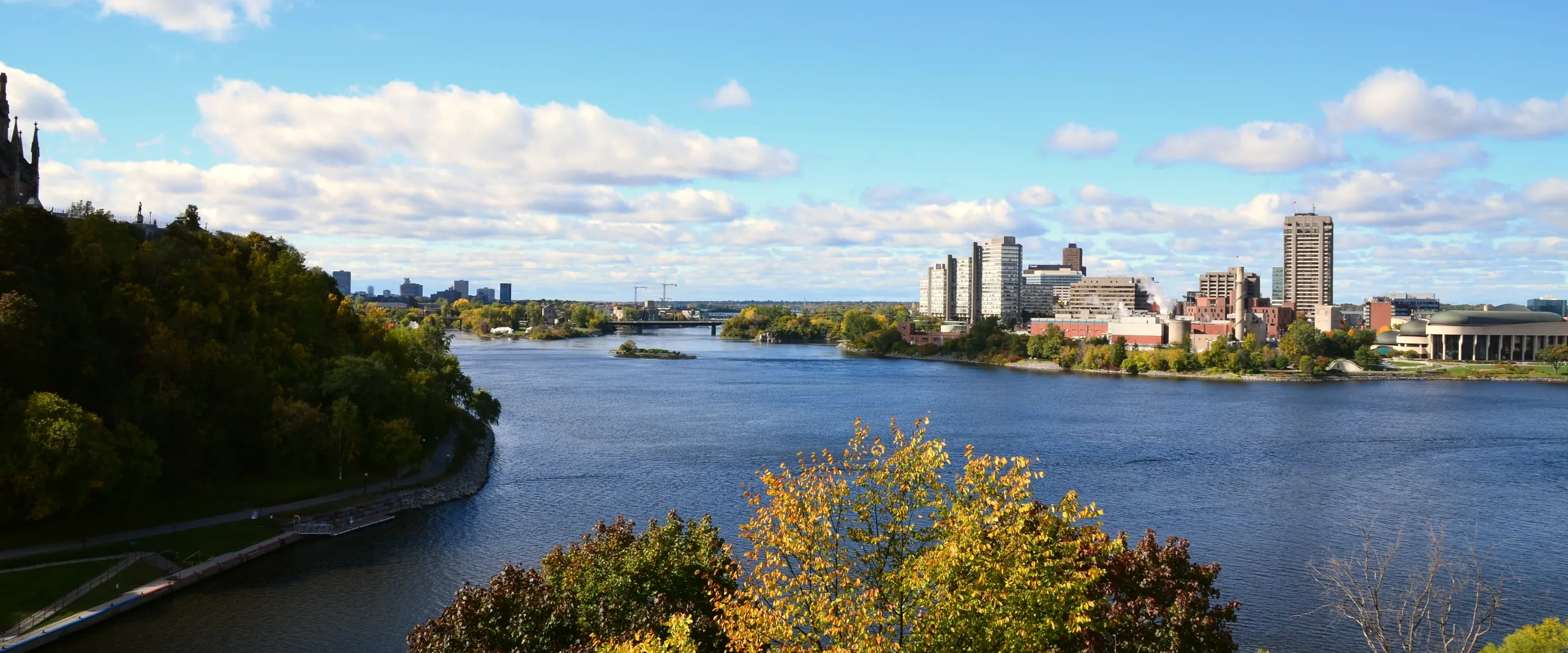 La rivière des Outaouais et Gatineau en automne : photo d'illustration