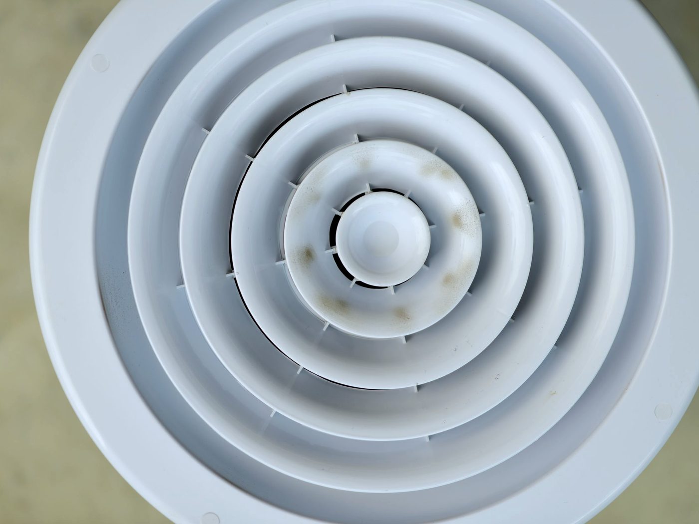 Bouche de ventilation de plafond, avant nettoyage